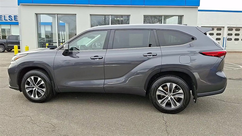 Used 2023 Toyota Highlander XLE image 5
