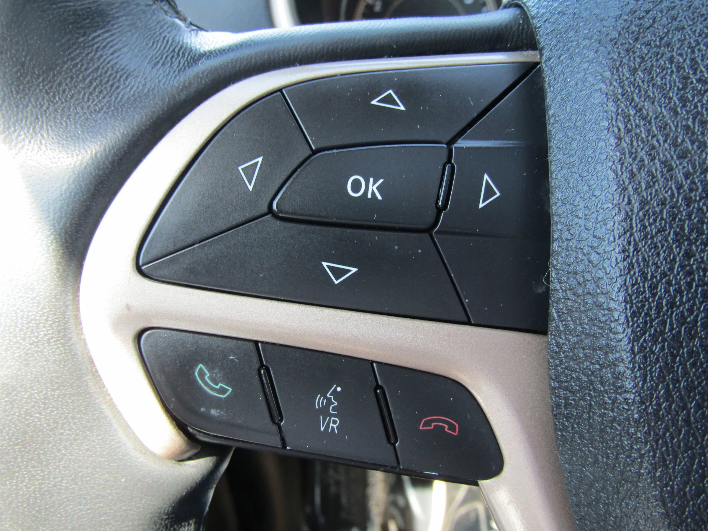 Used 2015 Jeep Cherokee Limited image 37