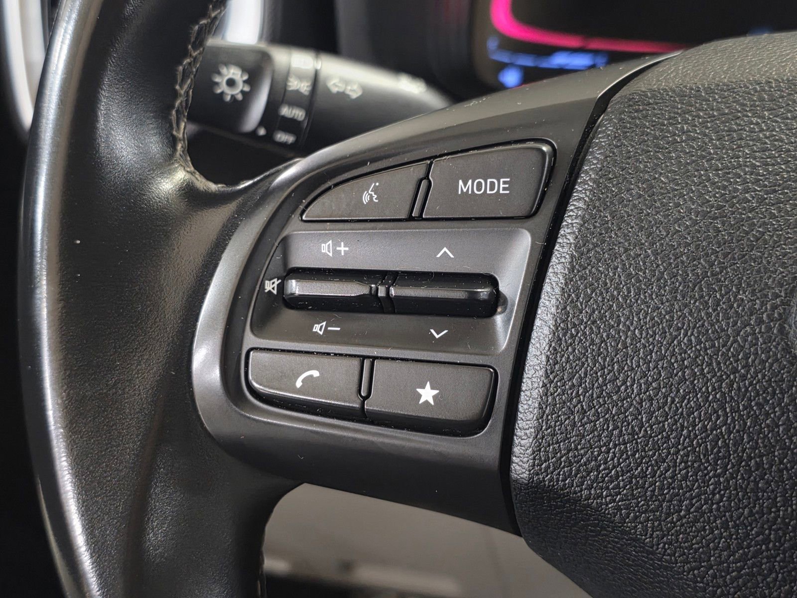 Certified 2023 Hyundai Venue SEL image 31