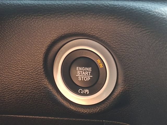Used 2025 Chrysler Pacifica Select FWD image 24