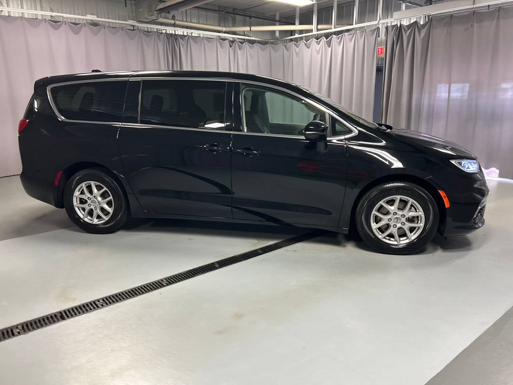 Used 2024 Chrysler Pacifica Touring-L w/ Uconnect Theater Family Group FWD image 8