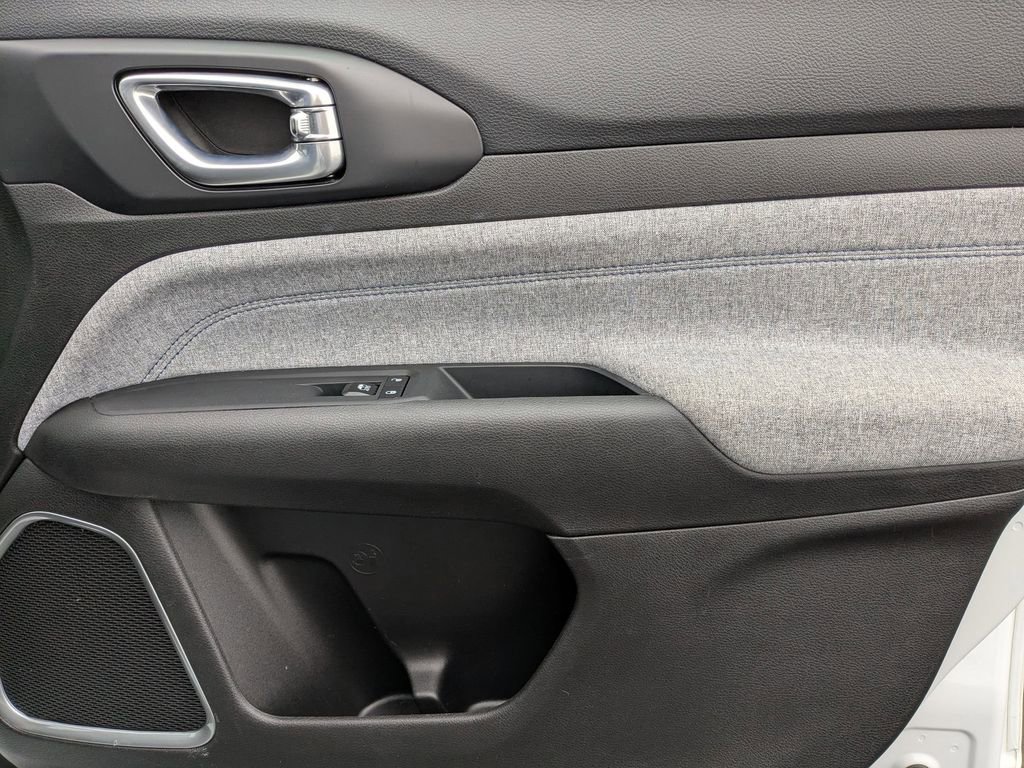 Used 2025 Jeep Compass Latitude image 34