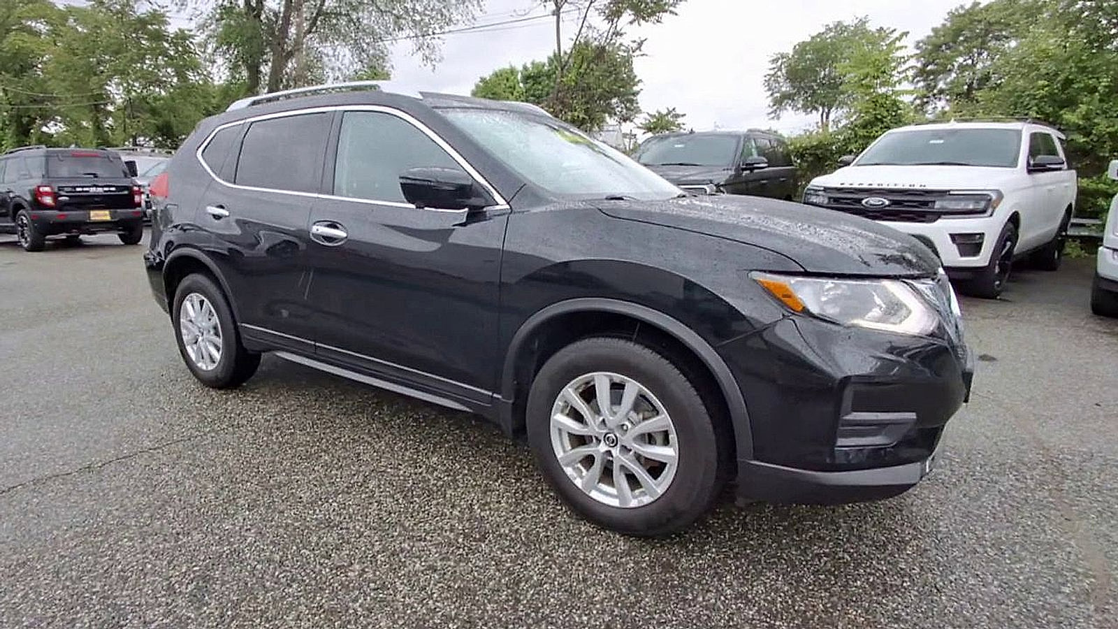 Used 2018 Nissan Rogue SV image 2