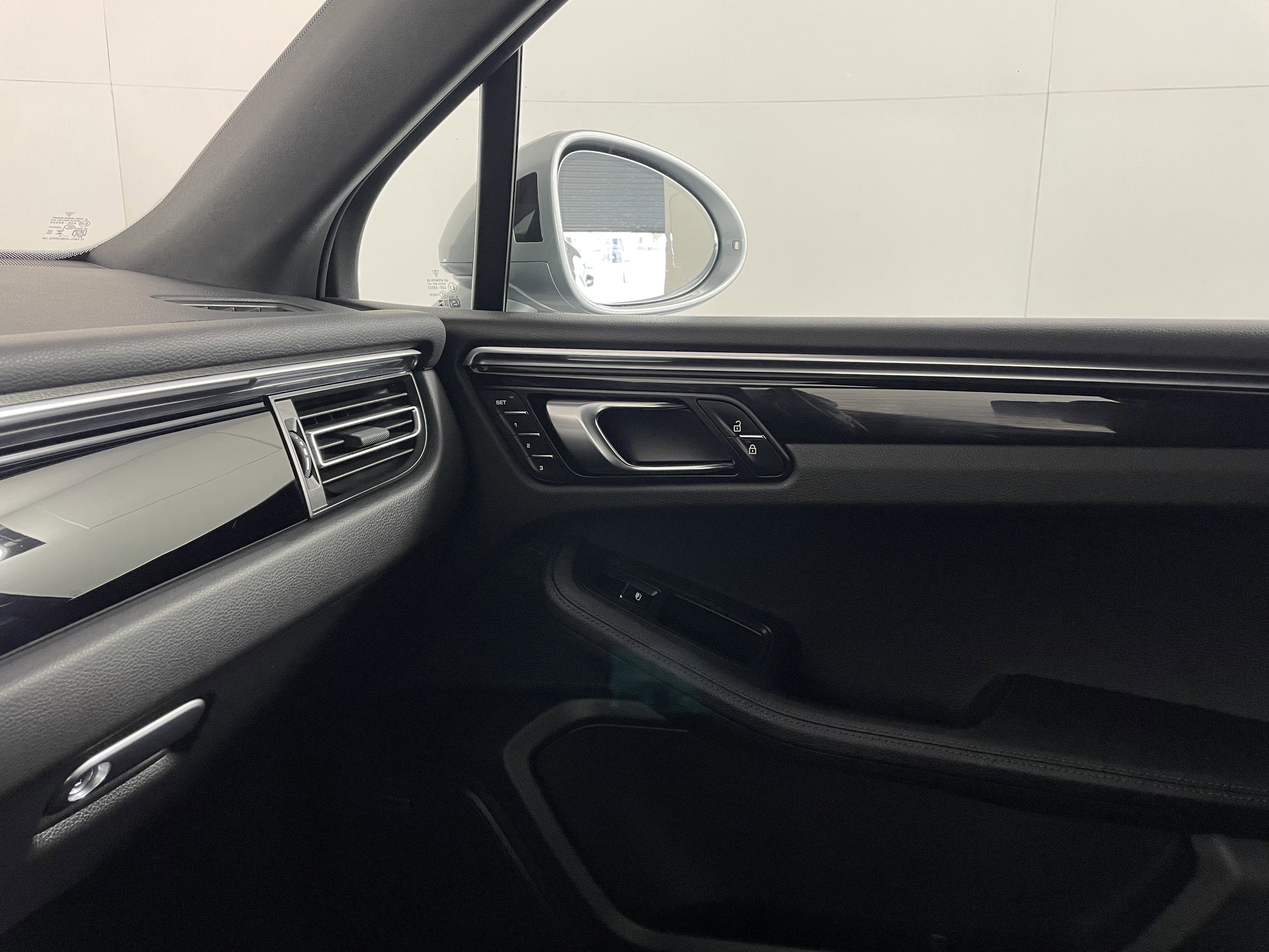 Used 2025 Porsche Macan image 14