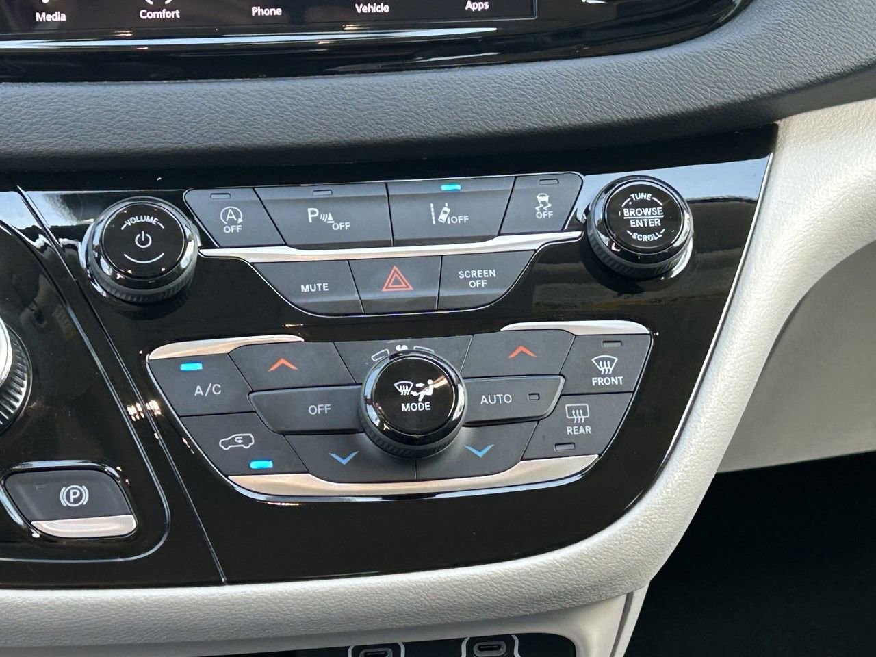 Used 2023 Chrysler Pacifica Touring-L image 21