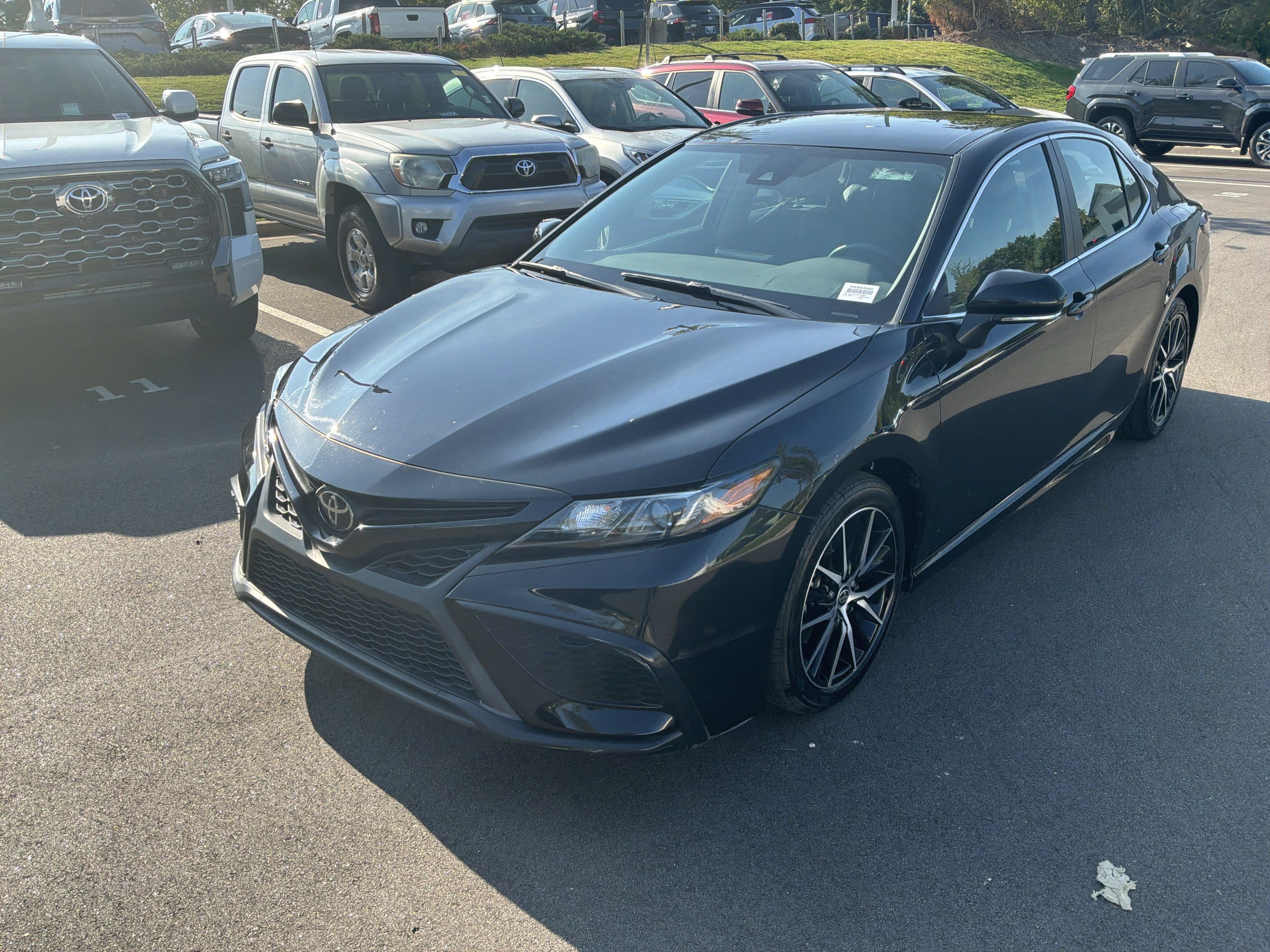 Used 2023 Toyota Camry SE FWD image 5