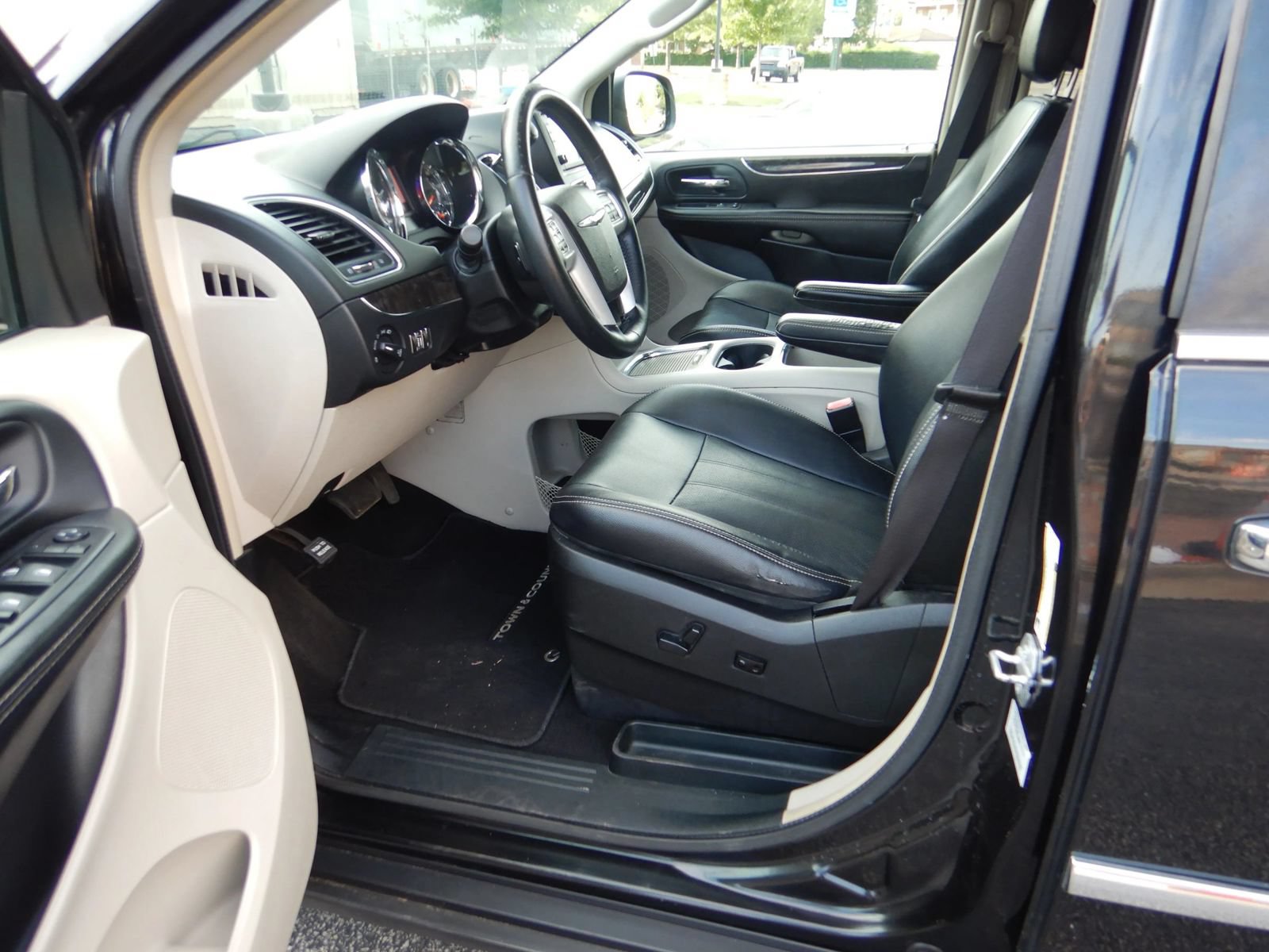 Used 2015 Chrysler Town & Country Touring-L w/ Driver Convenience Group FWD image 11