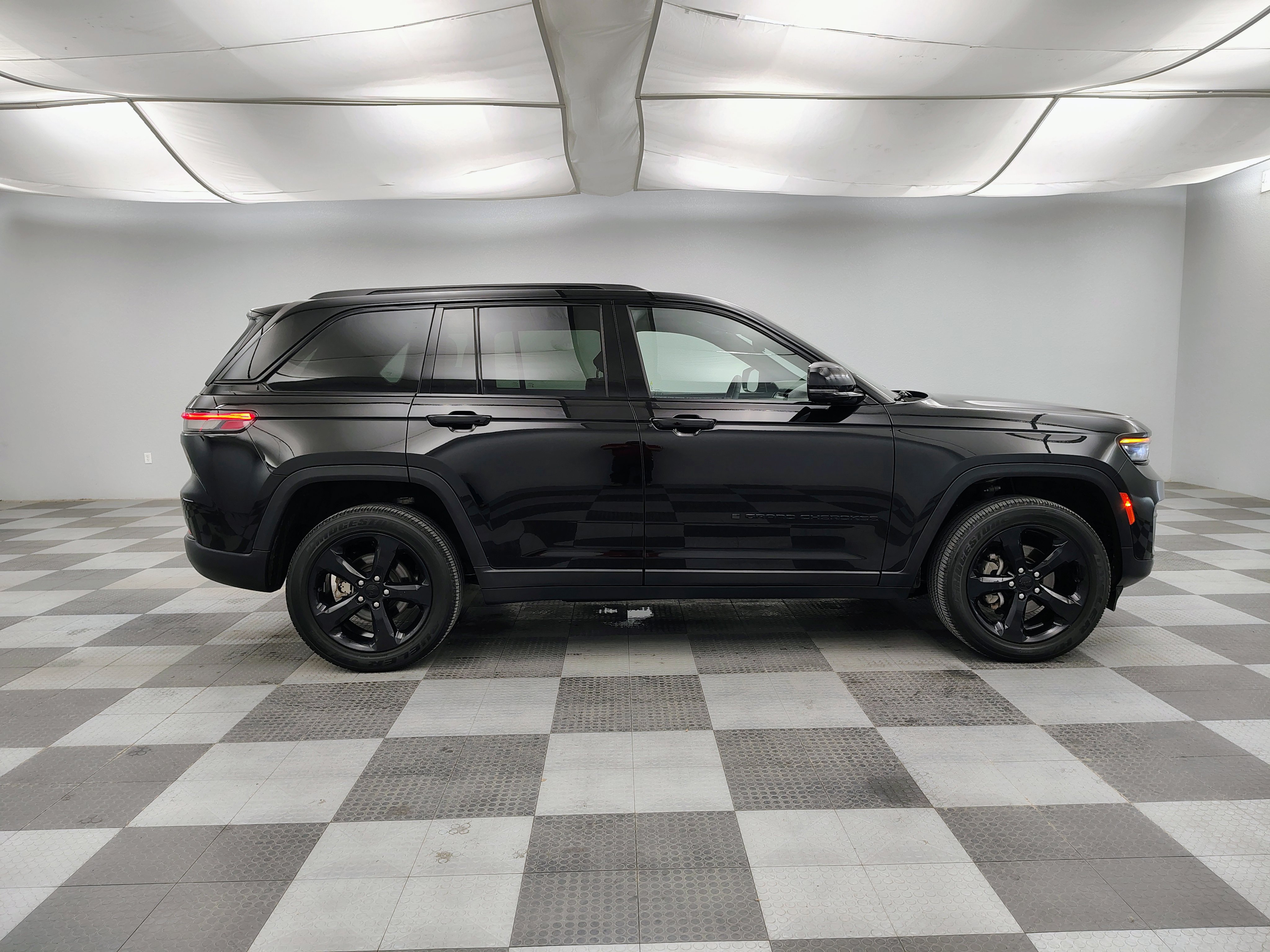 Used 2023 Jeep Grand Cherokee Altitude AWD/4WD image 11