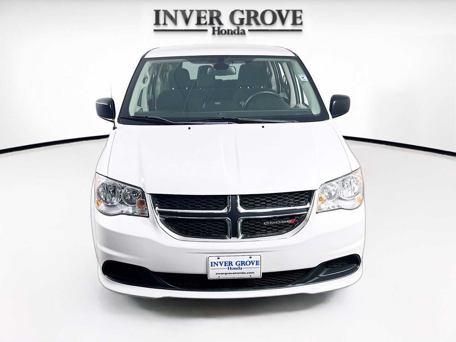 Used 2018 Dodge Grand Caravan SE w/ UConnect Hands-Free Group image 2