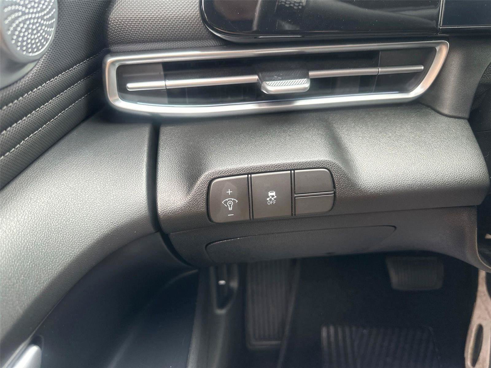 Used 2025 Hyundai Elantra SEL FWD image 25