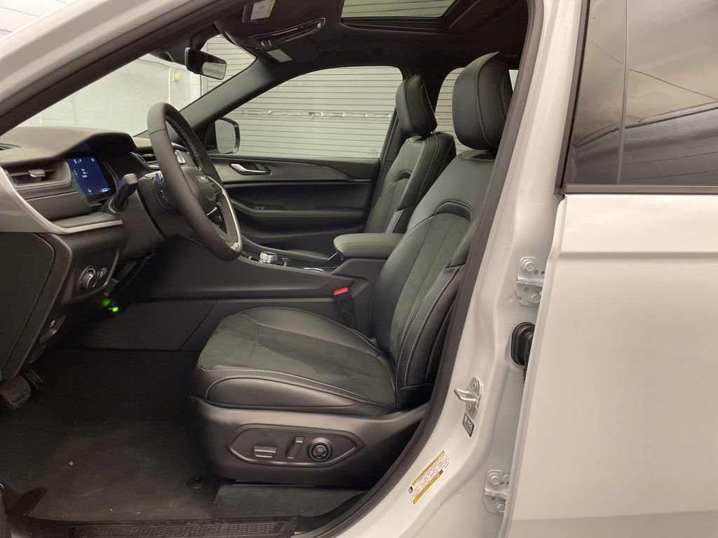 New 2025 Jeep Grand Cherokee Altitude image 15