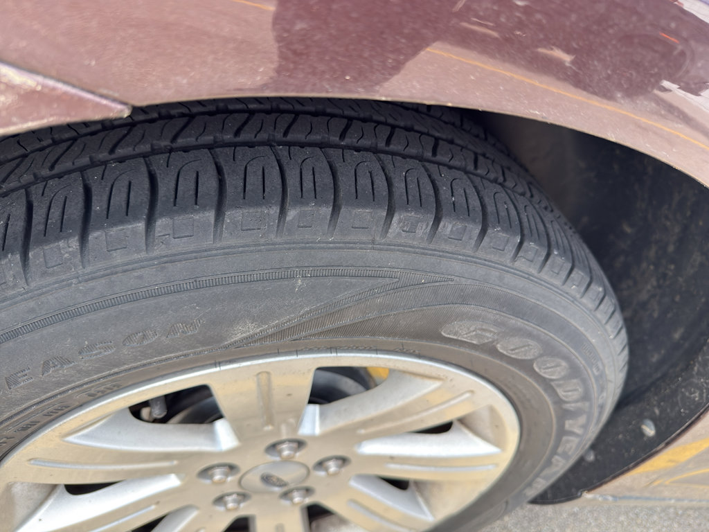Used 2010 Ford Taurus SE FWD image 4