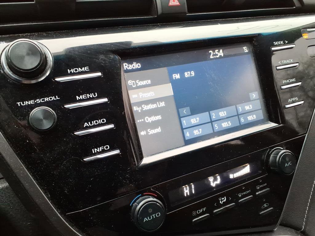 Used 2018 Toyota Camry SE FWD image 13