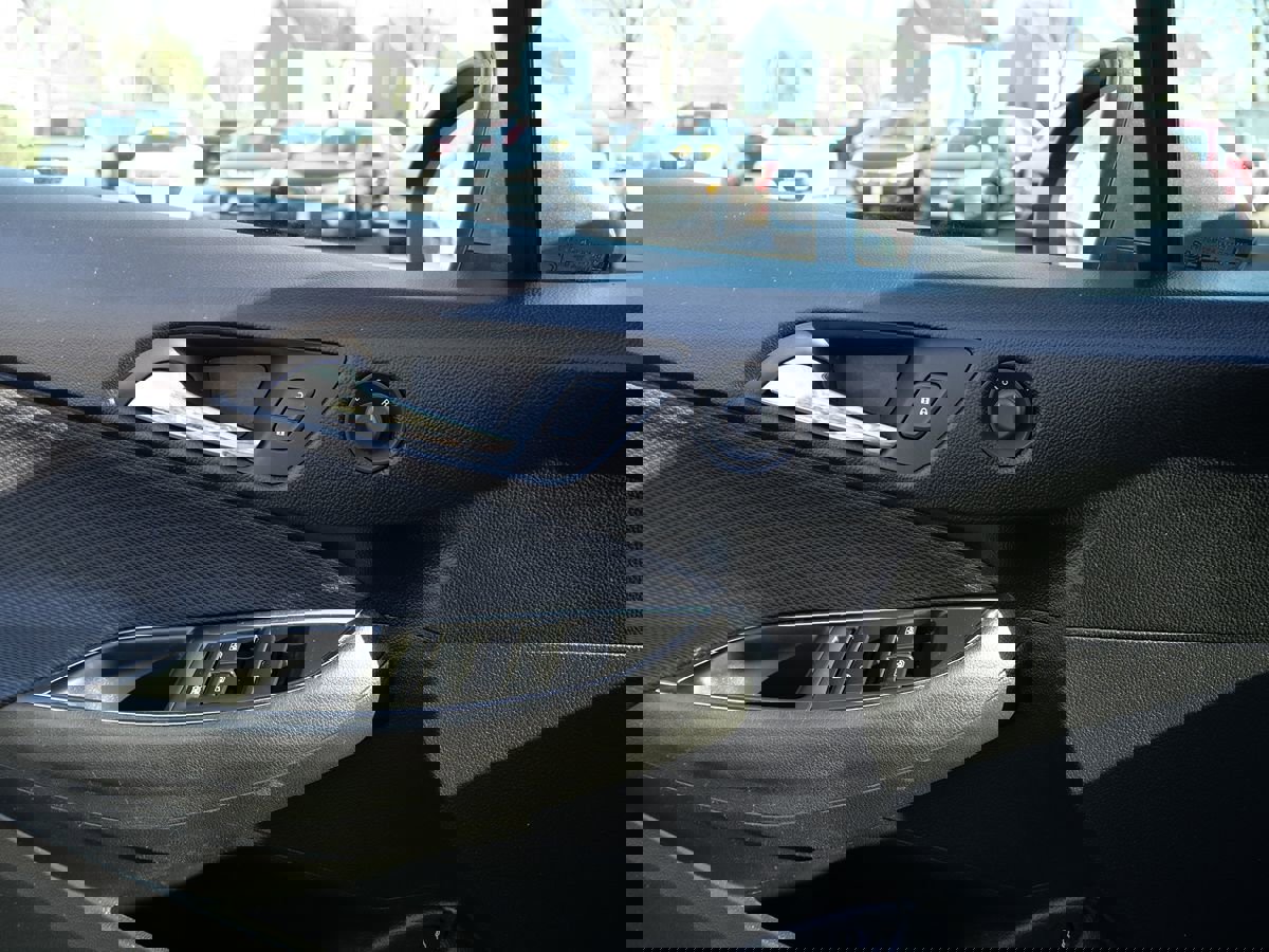 Used 2018 Chevrolet Cruze LT w/ Convenience Package FWD image 14