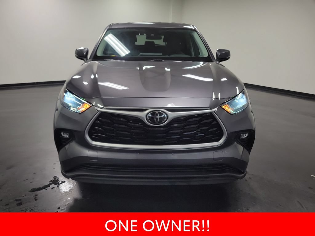 Used 2022 Toyota Highlander LE AWD/4WD image 3