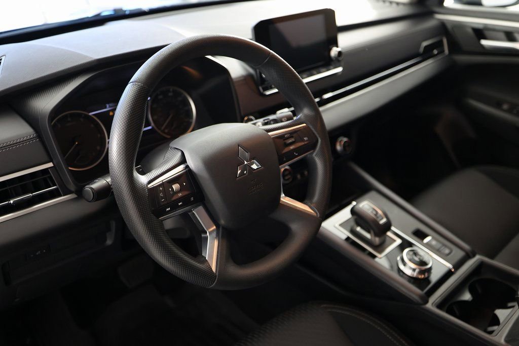 Used 2024 Mitsubishi Outlander ES image 18