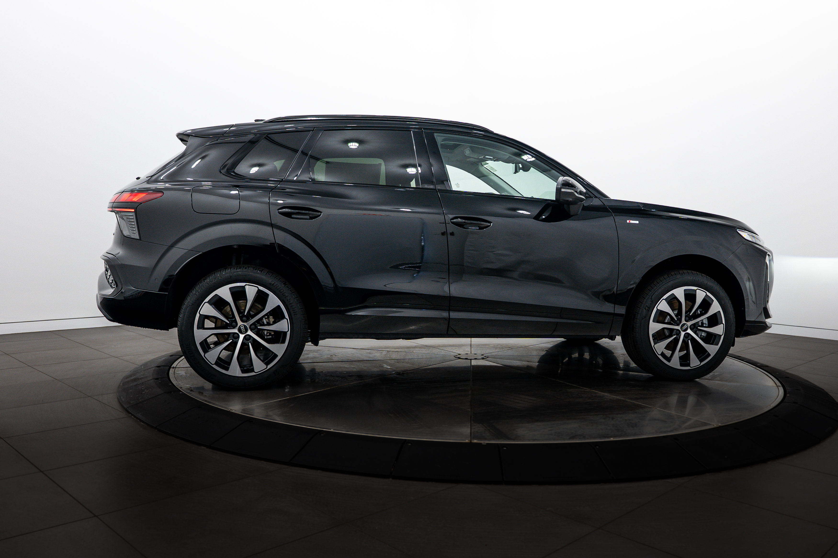 New 2026 Audi Q3 quattro 2.0T AWD/4WD image 3