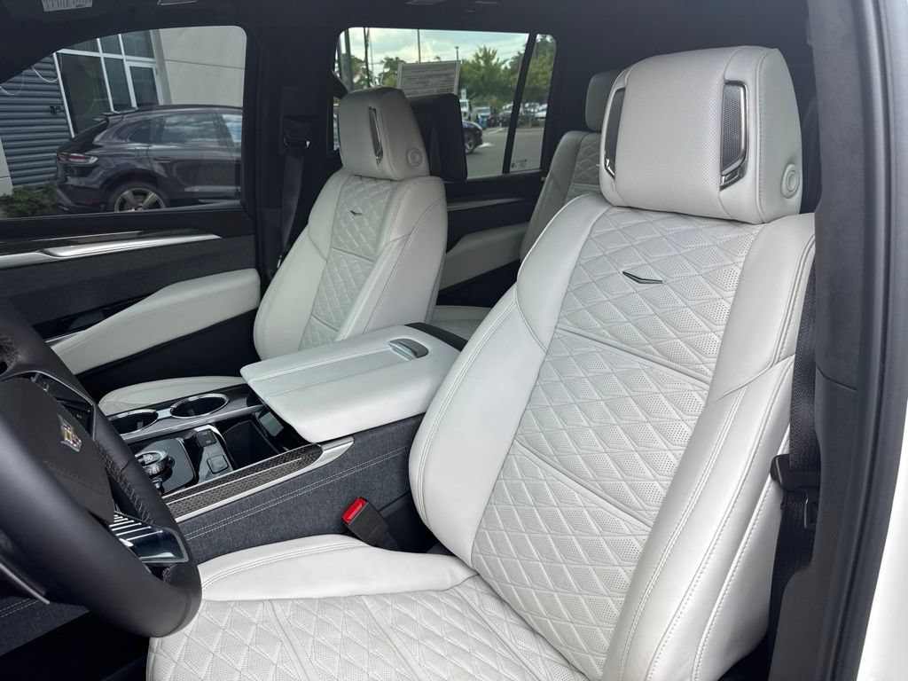 Used 2025 Cadillac Escalade ESV V AWD/4WD image 8