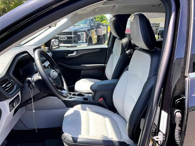 New 2025 Ford Escape SE w/ Class II Trailer Tow Package FWD image 10