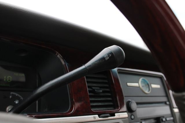 Used 2003 Lincoln Town Car Signature image 11