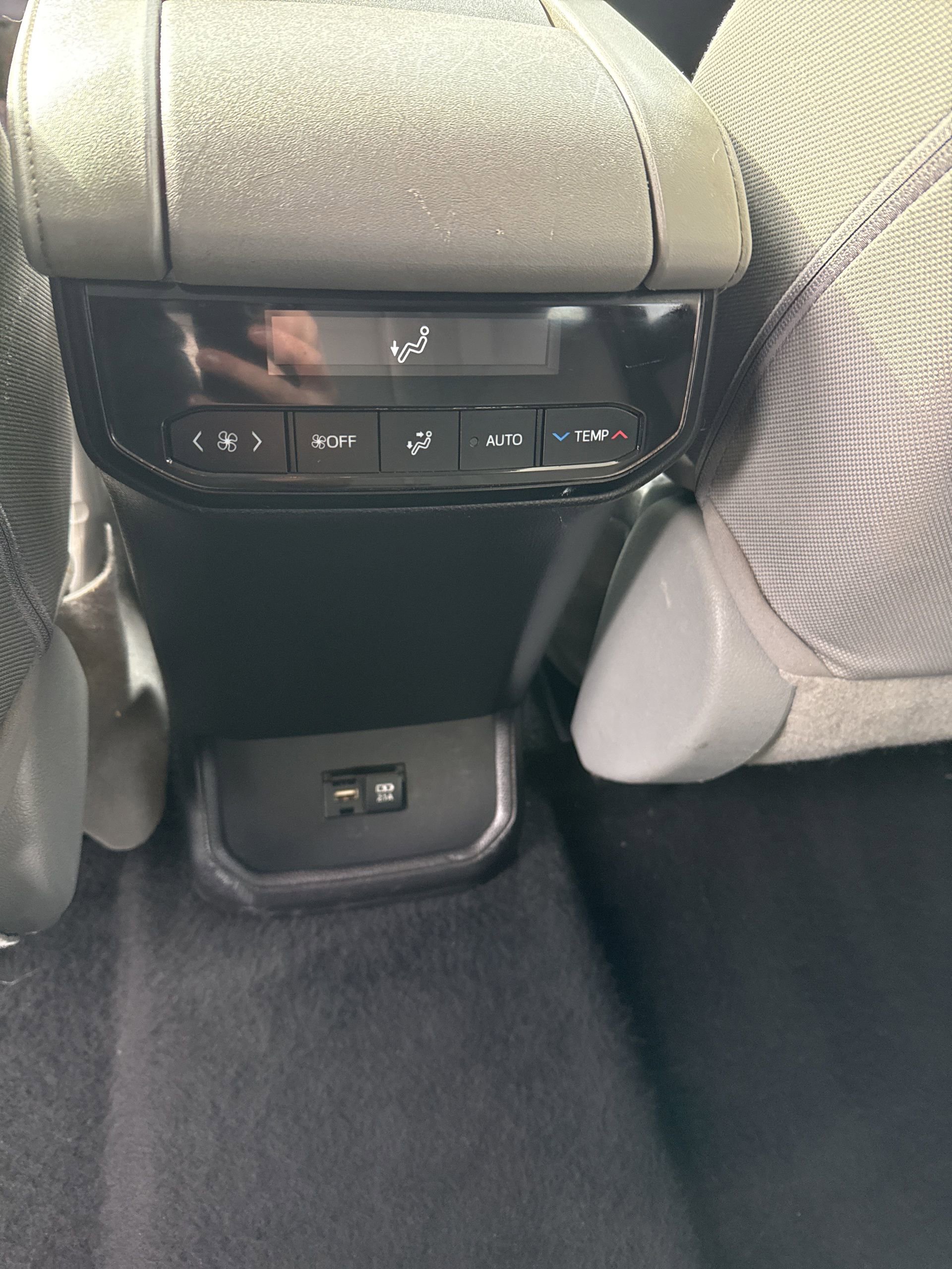 Used 2021 Toyota Highlander LE AWD/4WD image 17