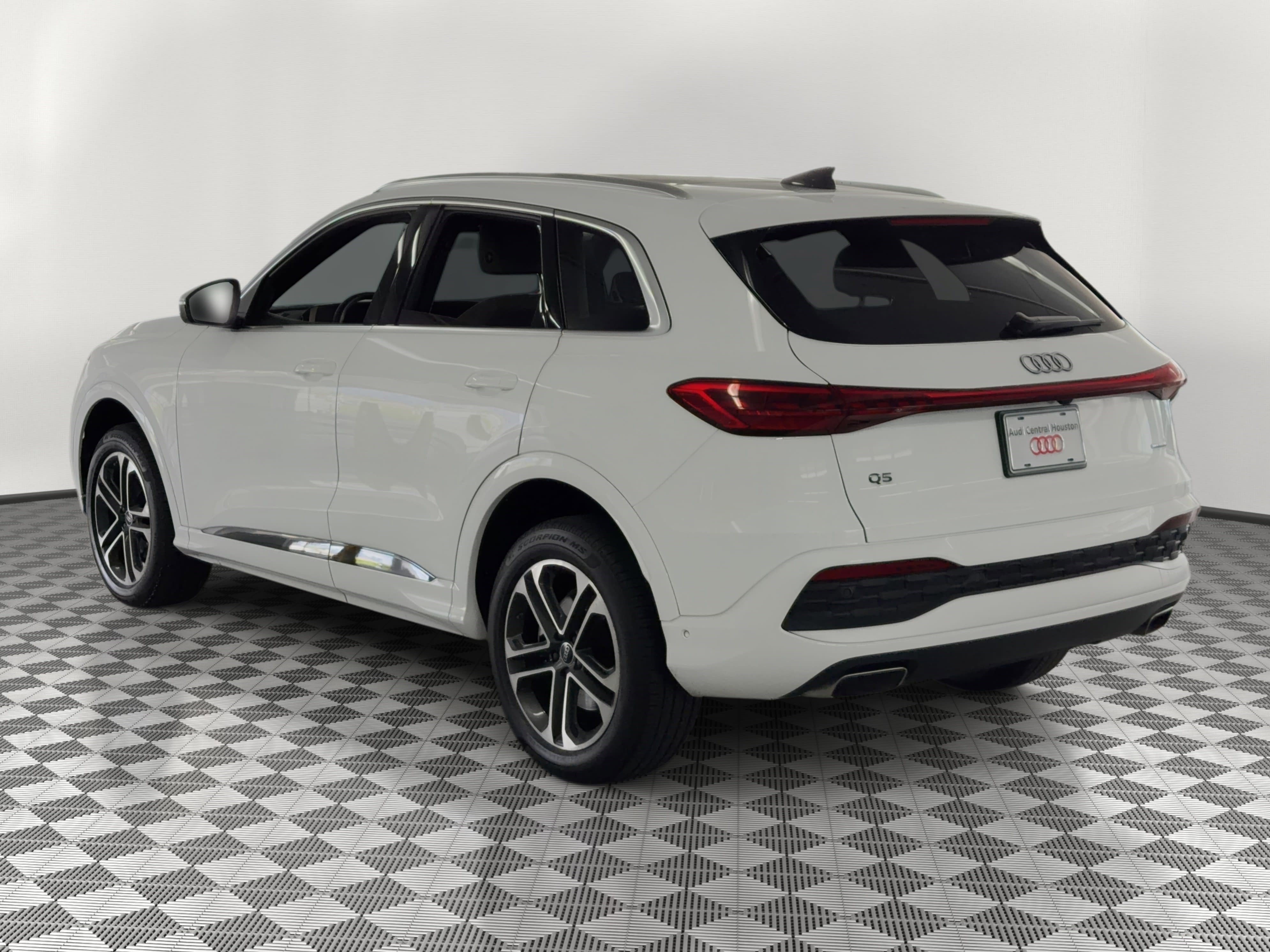 Used 2025 Audi Q5 Premium w/ Convenience Package AWD/4WD image 3