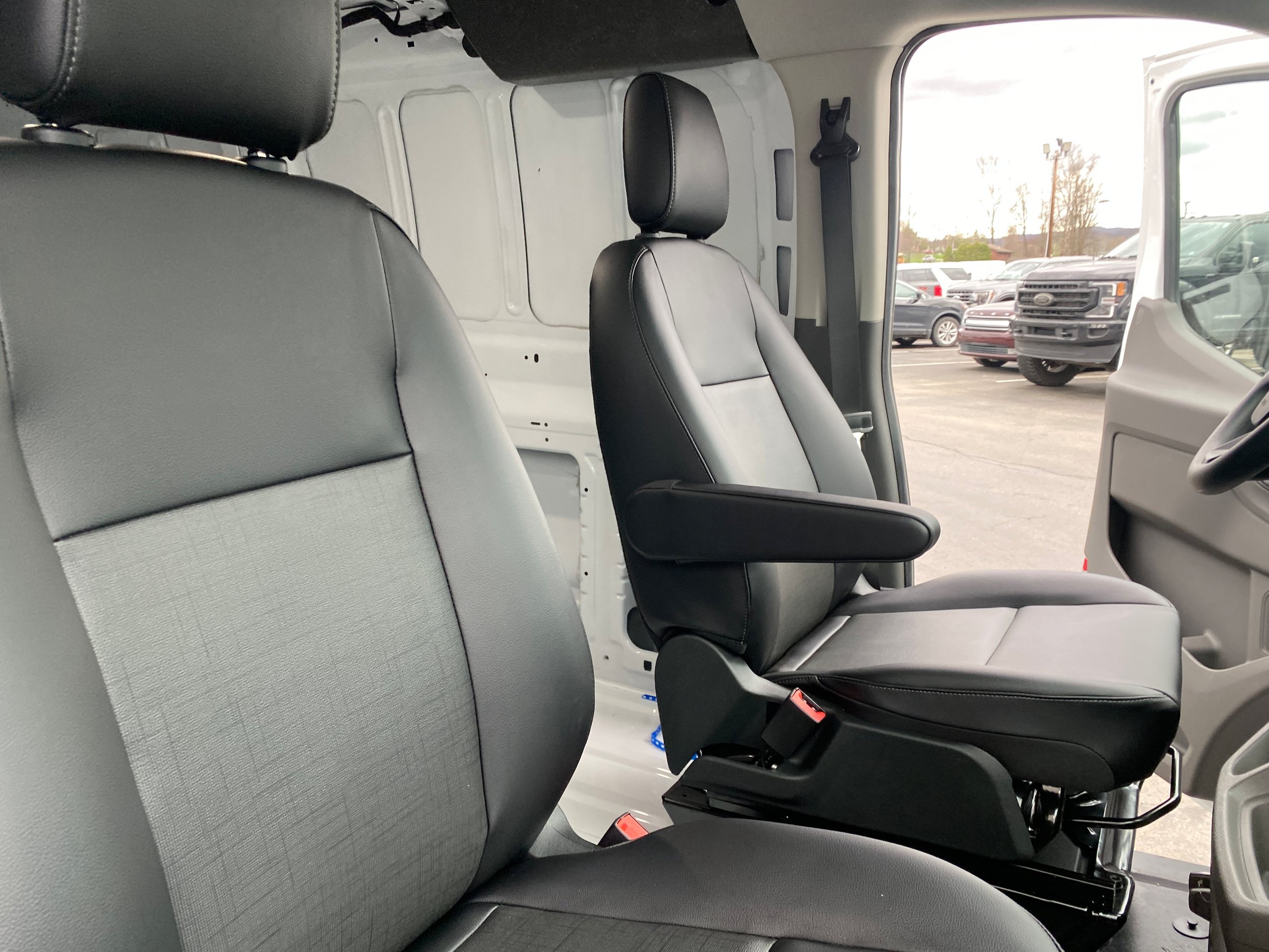 New 2025 Ford Transit 350 148 Low Roof RWD image 26