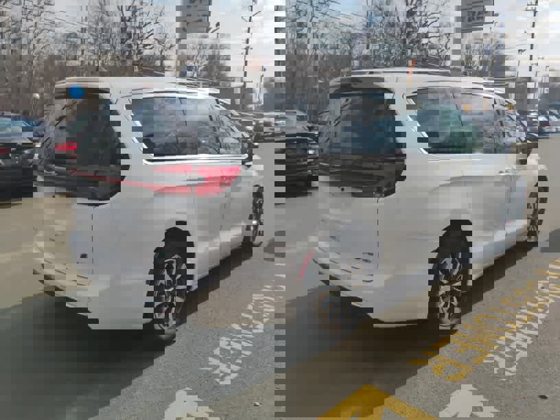 Used 2024 Chrysler Pacifica Select image 7