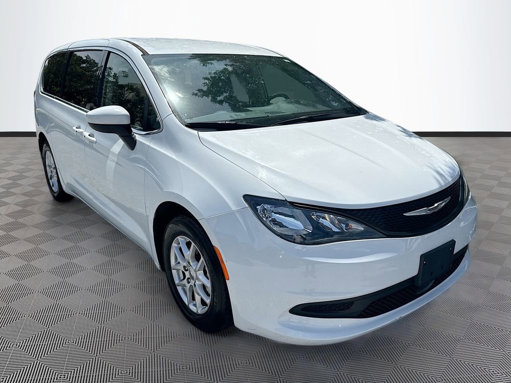 Used 2023 Chrysler Voyager LX FWD image 4