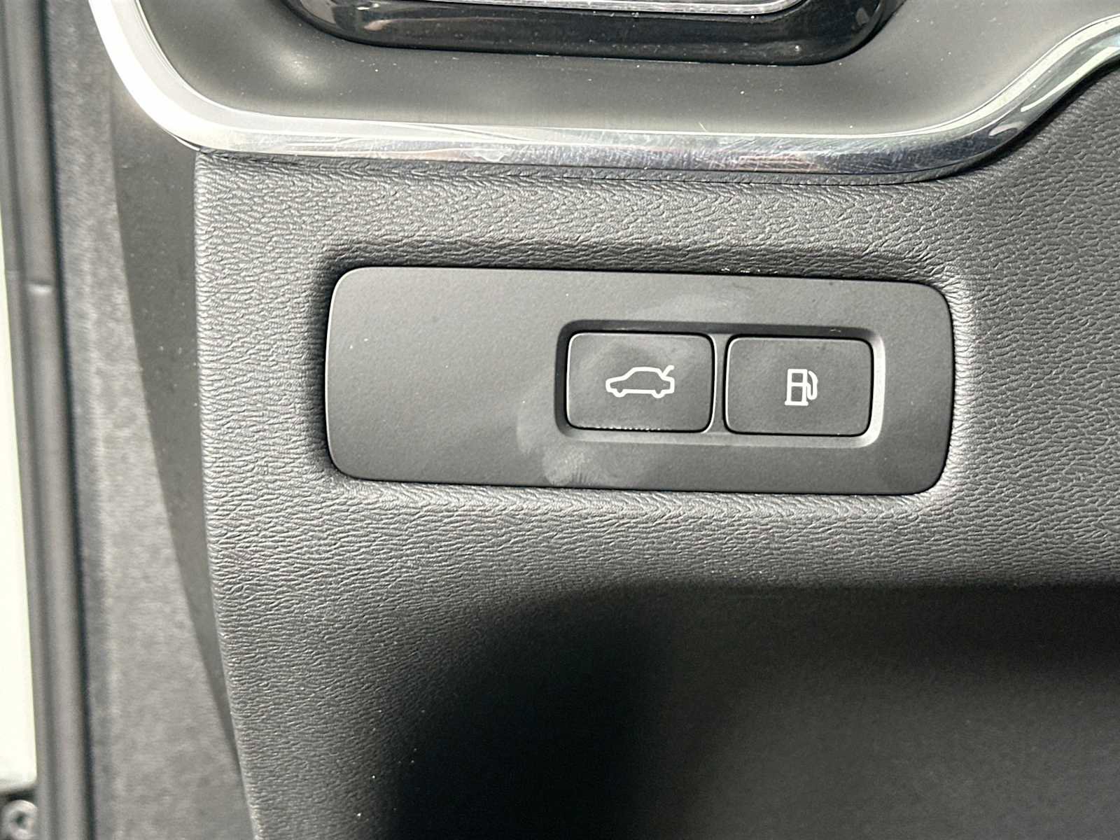 Used 2025 Volvo XC60 T8 Plus image 10