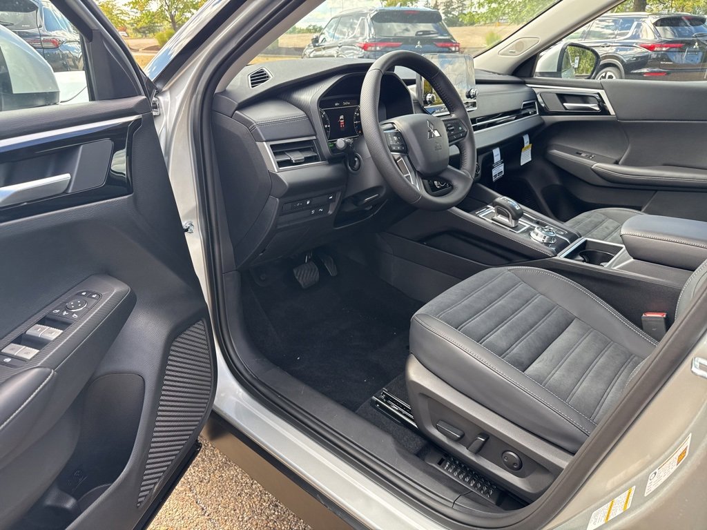 New 2025 Mitsubishi Outlander SE image 37