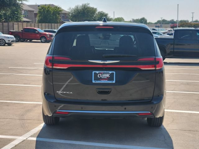 Used 2025 Chrysler Pacifica Select FWD image 13