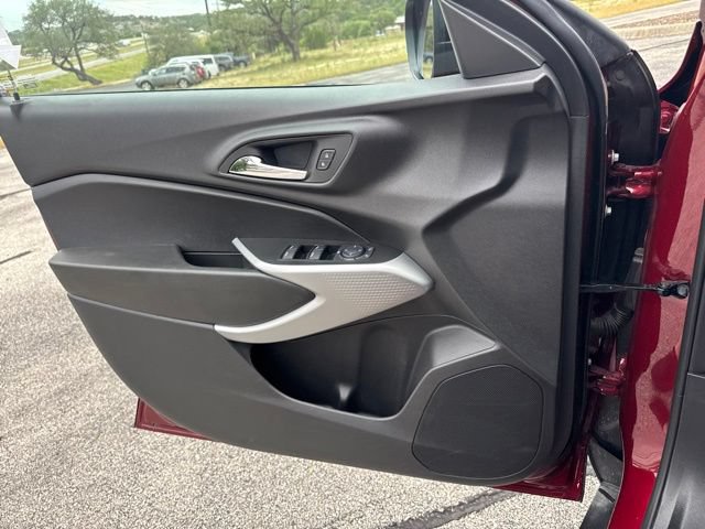 Certified 2025 Chevrolet Trax RS w/ Sunroof Package FWD image 18