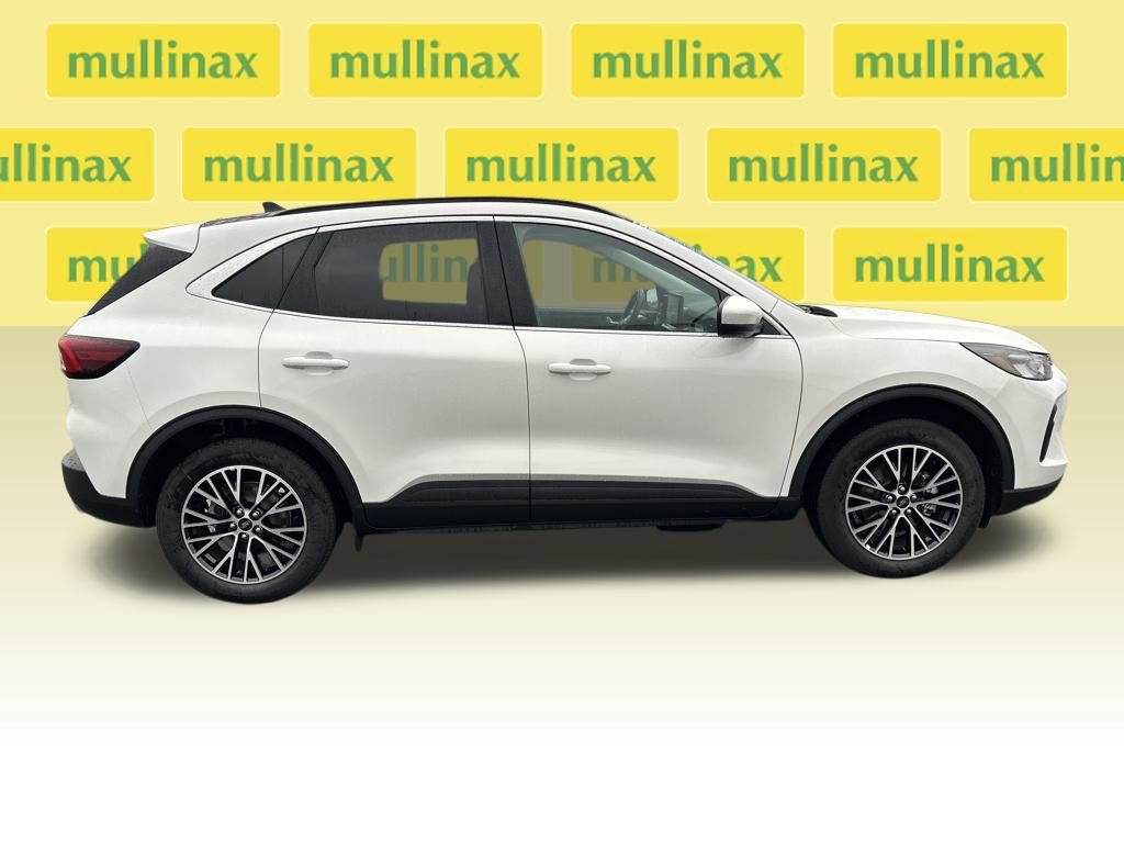 Used 2025 Ford Escape SE w/ Class II Trailer Tow Package image 2