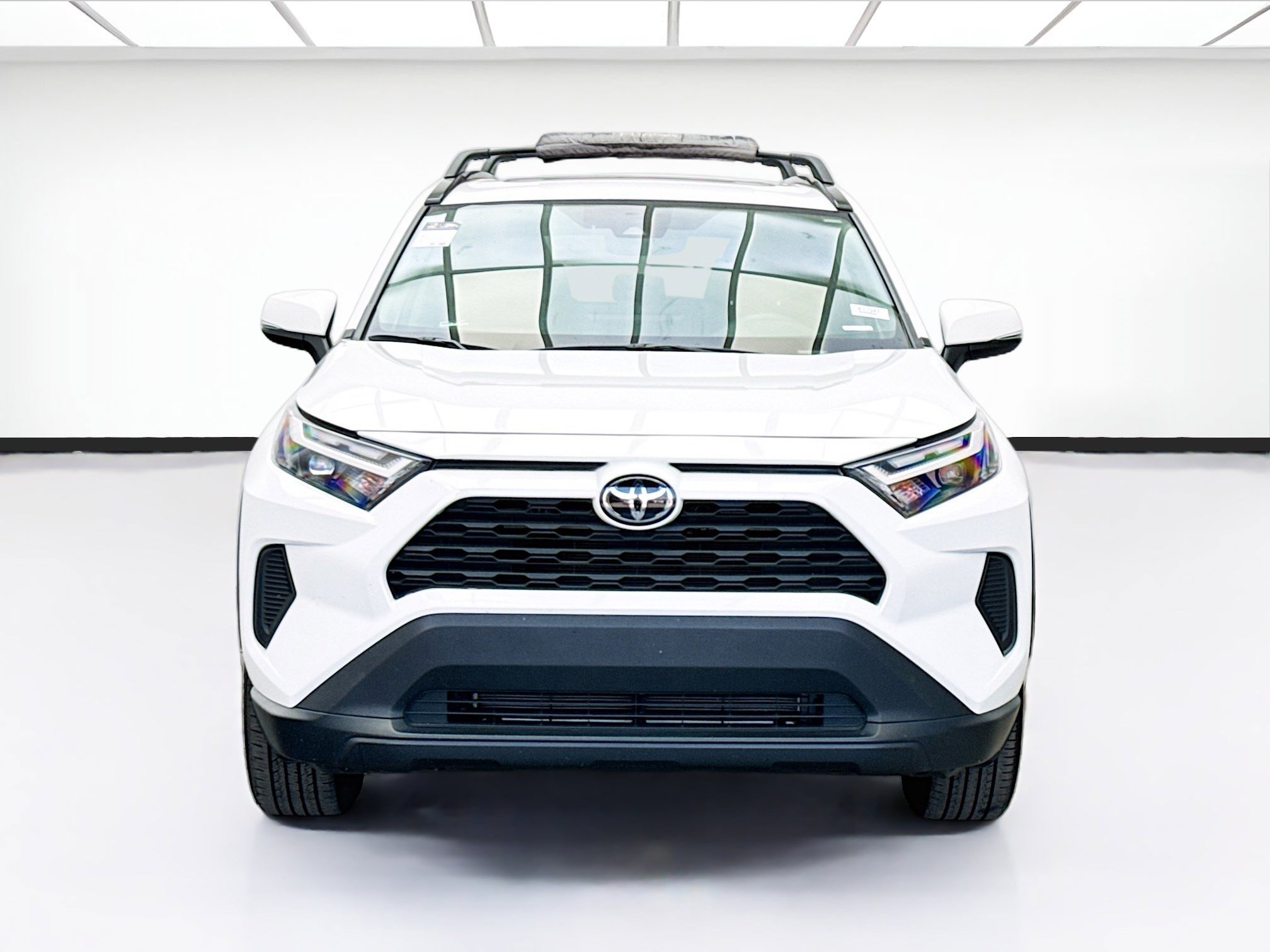 Used 2025 Toyota RAV4 XLE AWD/4WD image 2