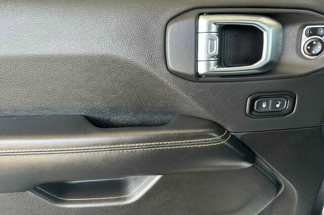 Used 2024 Jeep Wrangler Unlimited Sahara AWD/4WD image 8