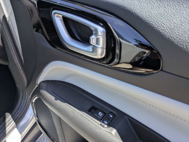 Used 2025 Jeep Compass Limited image 30