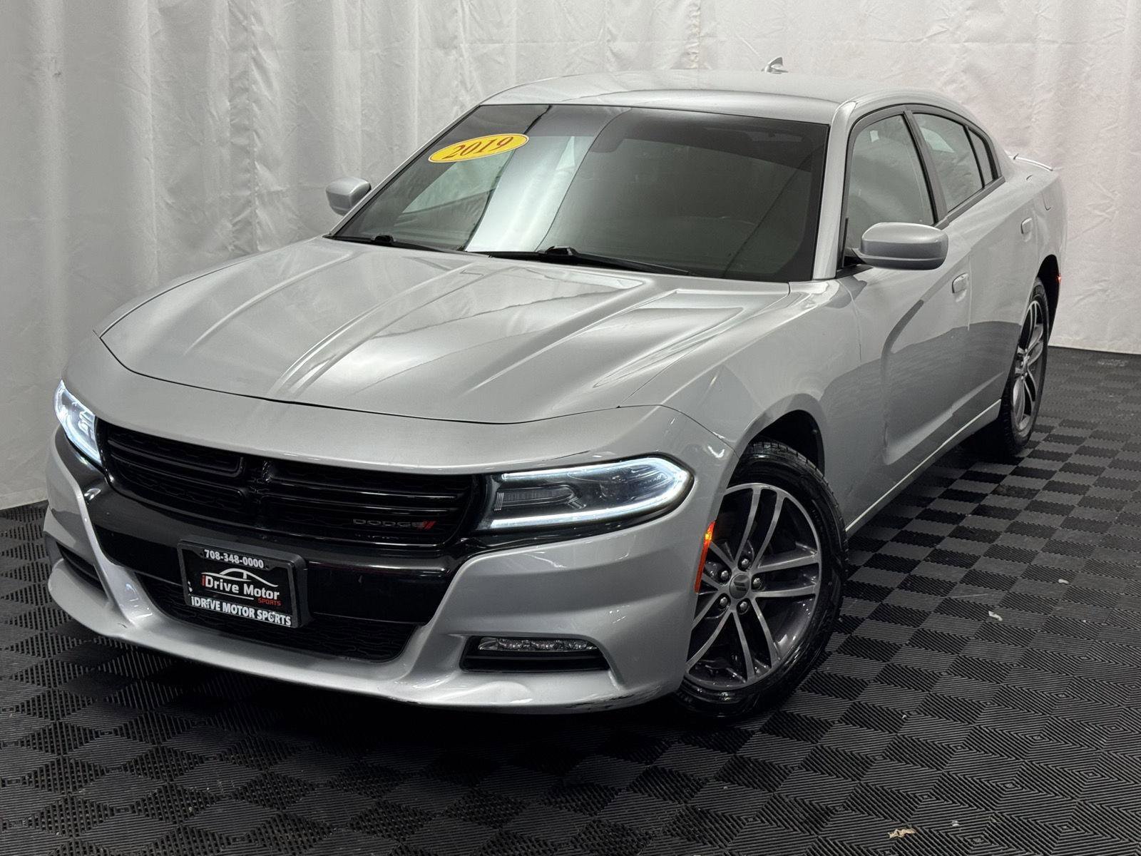 Used 2019 Dodge Charger SXT image 2