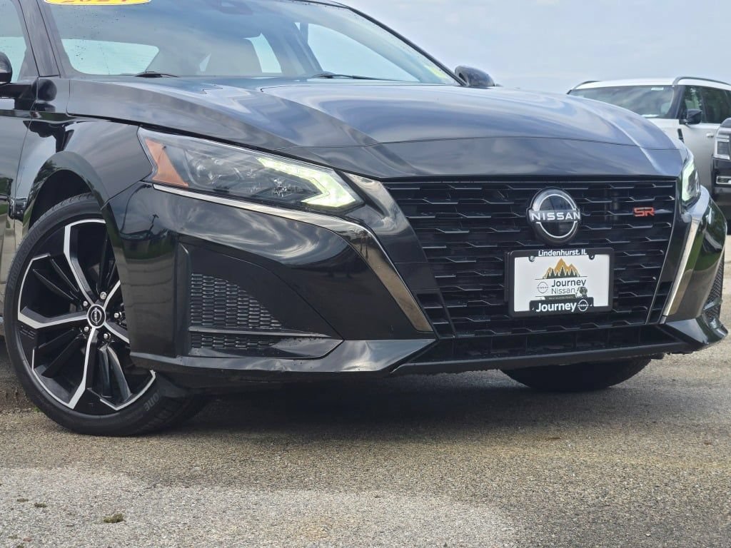Used 2024 Nissan Altima 2.5 SR w/ SR Premium Package FWD image 2