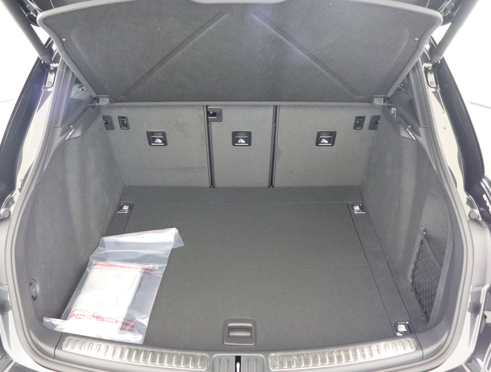 Certified 2025 Porsche Macan image 25