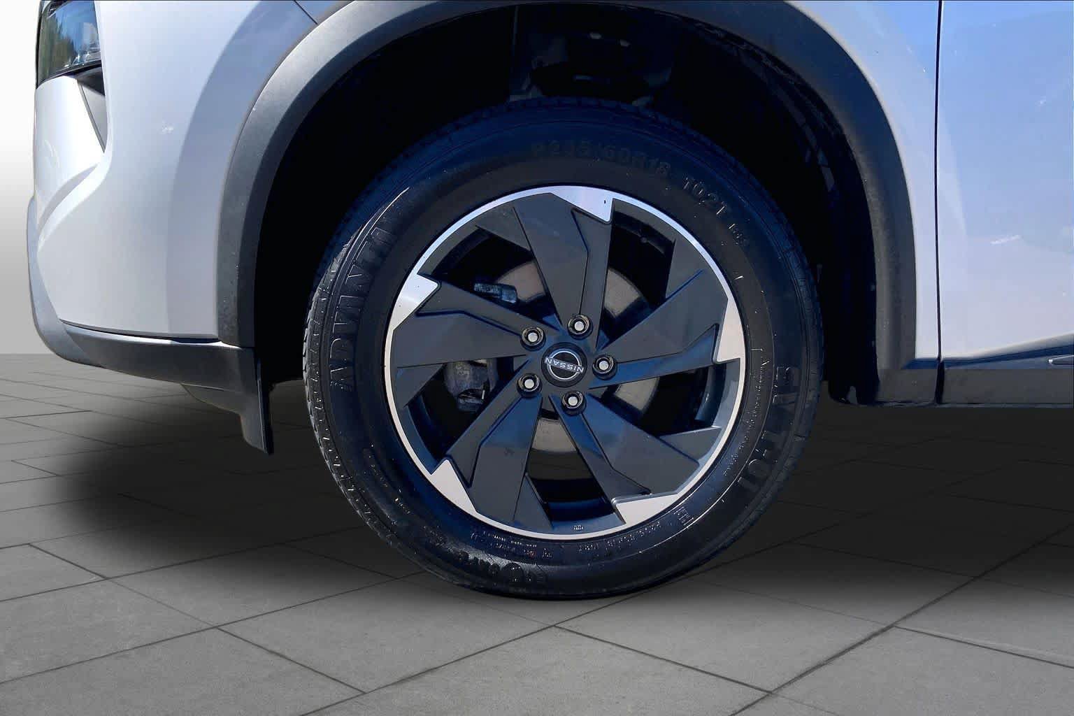 Used 2024 Nissan Rogue SV AWD/4WD image 11
