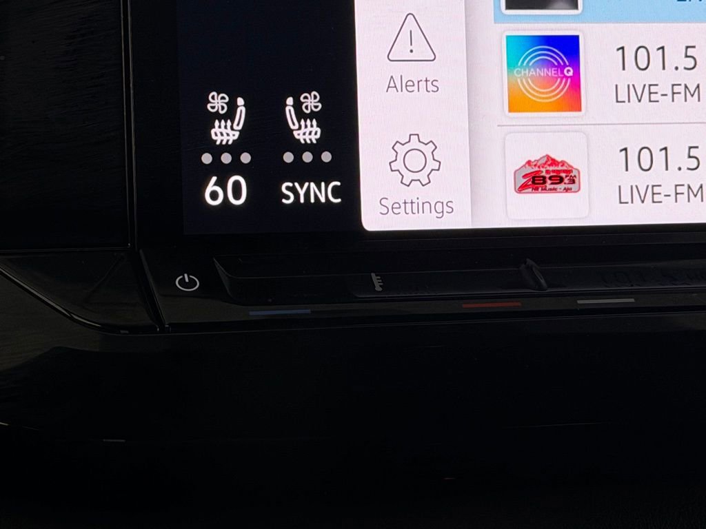 Used 2025 Volkswagen Atlas Cross Sport SE AWD/4WD image 16