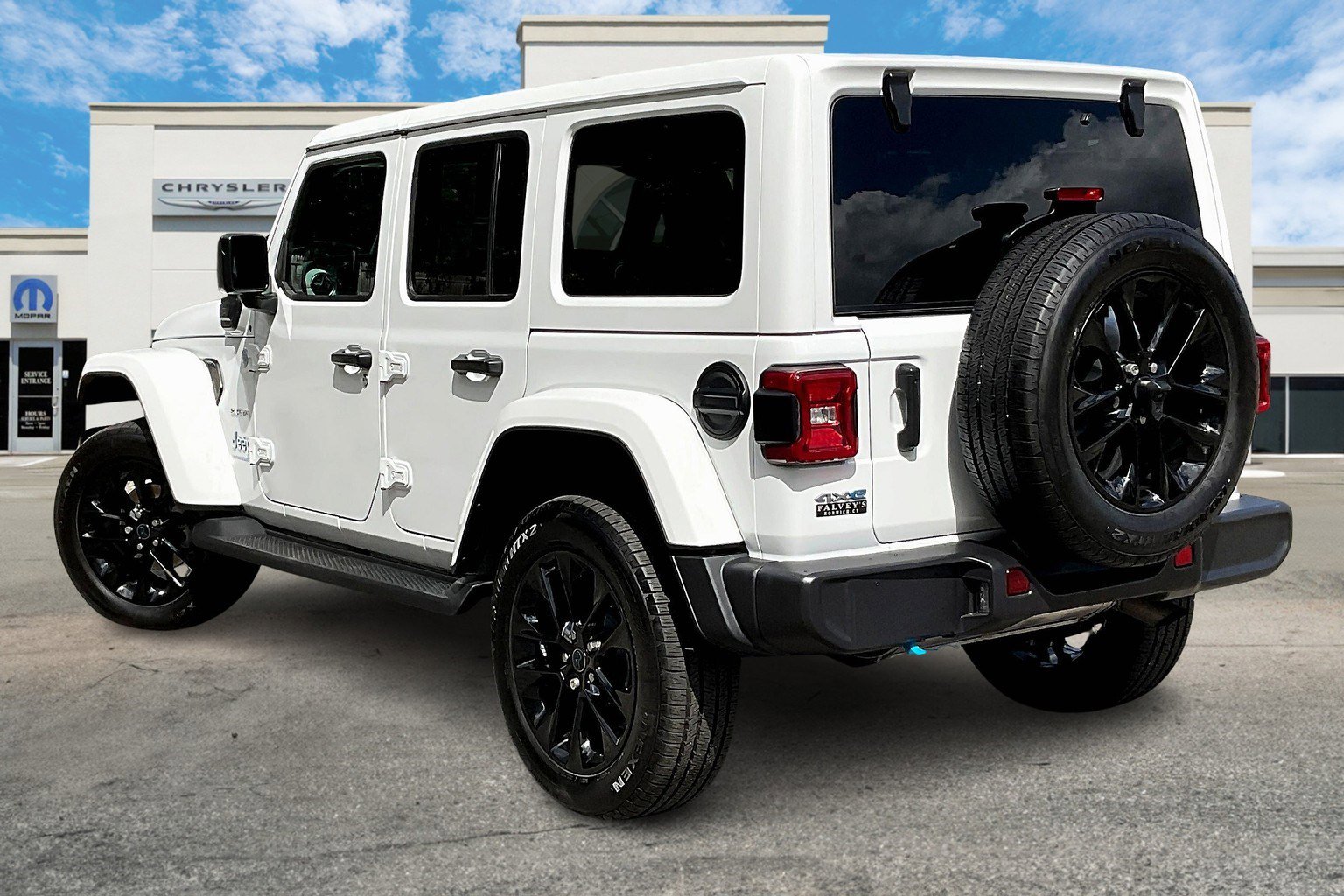 Used 2024 Jeep Wrangler Sahara image 12