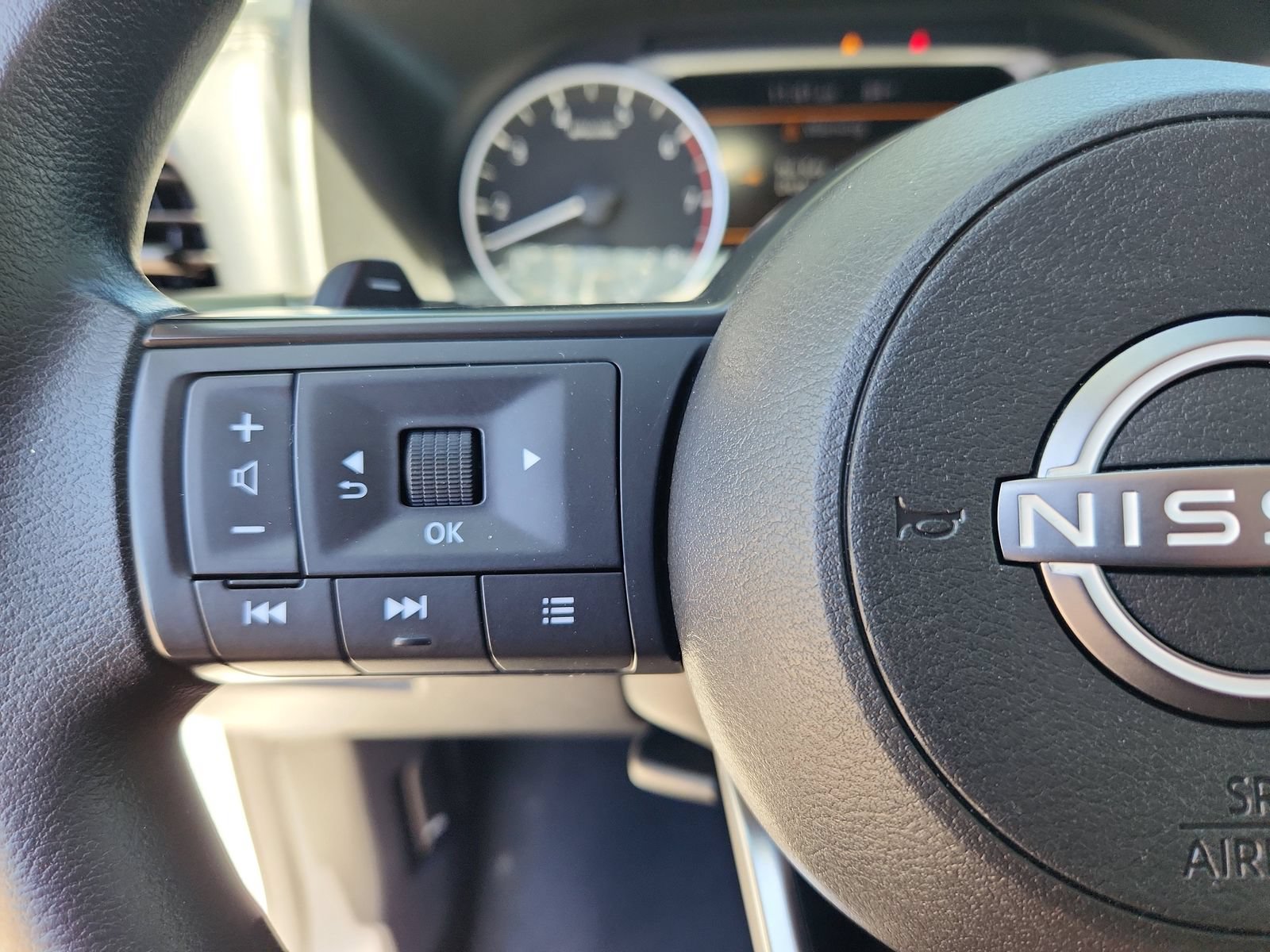 Used 2024 Nissan Rogue S AWD/4WD image 18