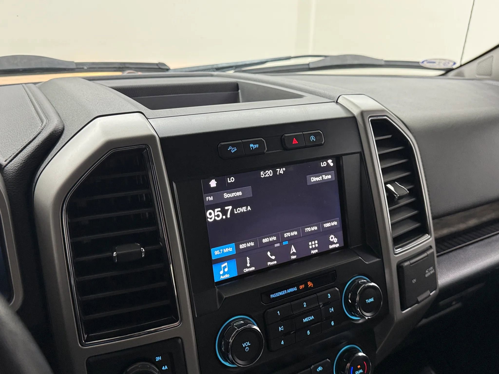 Used 2019 Ford F150 Lariat w/ FX4 Off-Road Package image 30