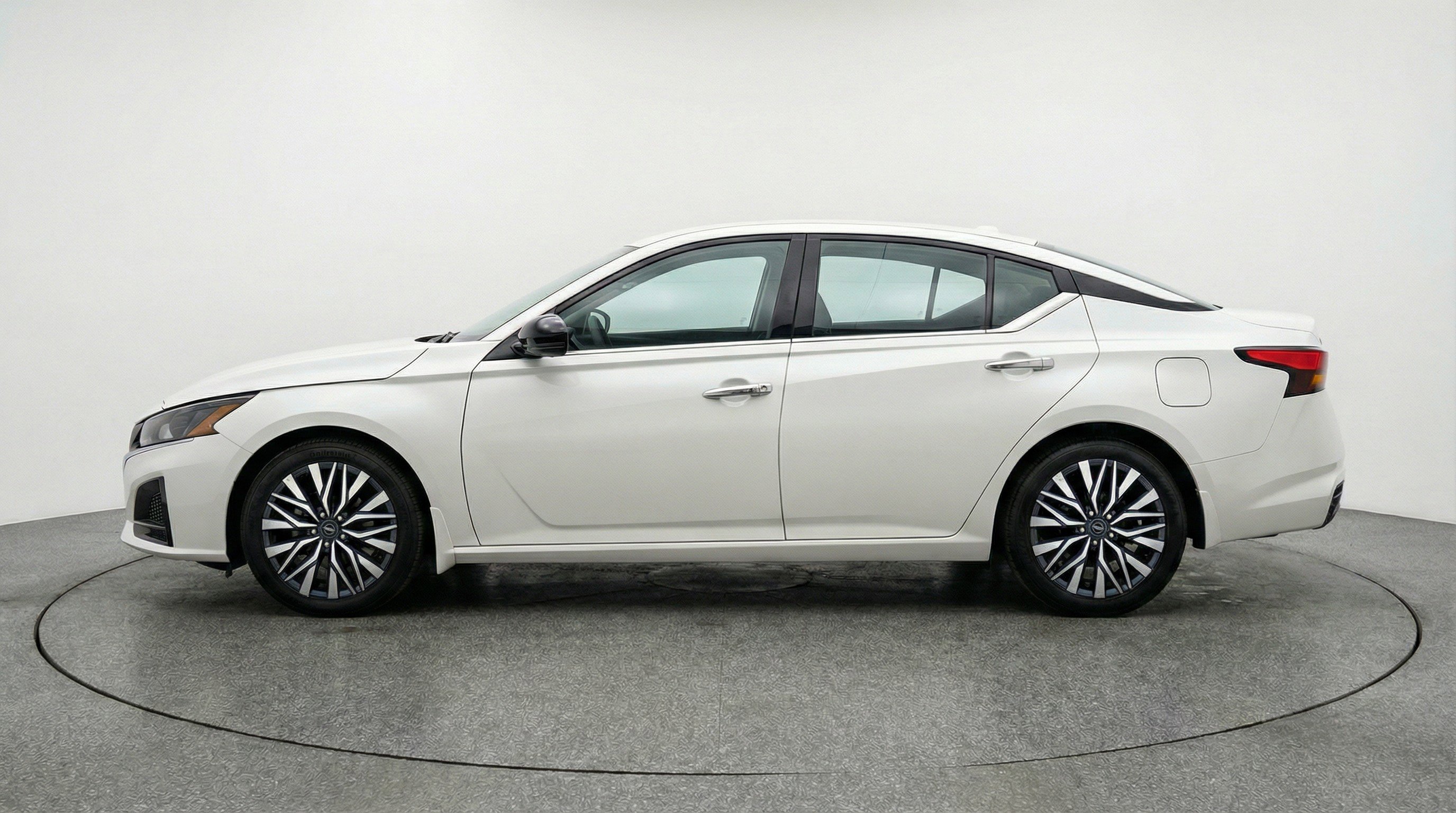 Used 2025 Nissan Altima 2.5 SV image 5