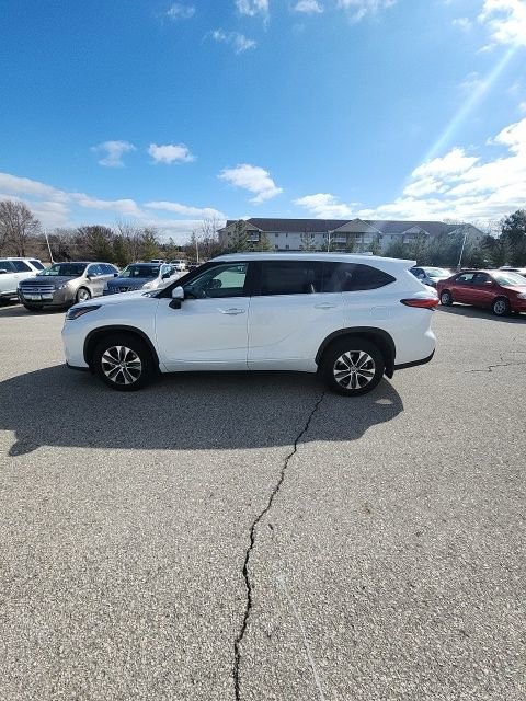 Used 2023 Toyota Highlander XLE image 1