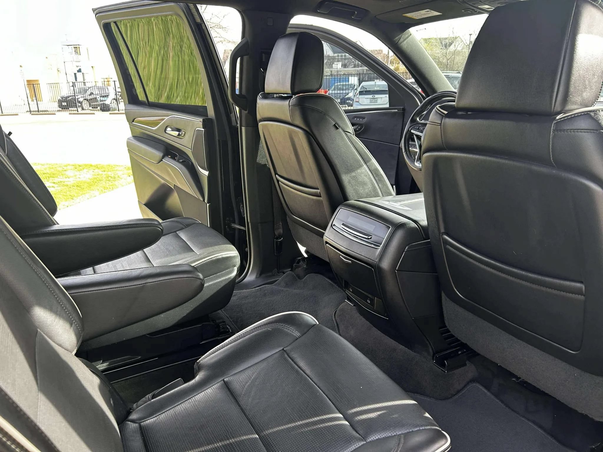 Used 2023 Cadillac Escalade ESV Premium Luxury w/ LPO, Radiant Package AWD/4WD image 12