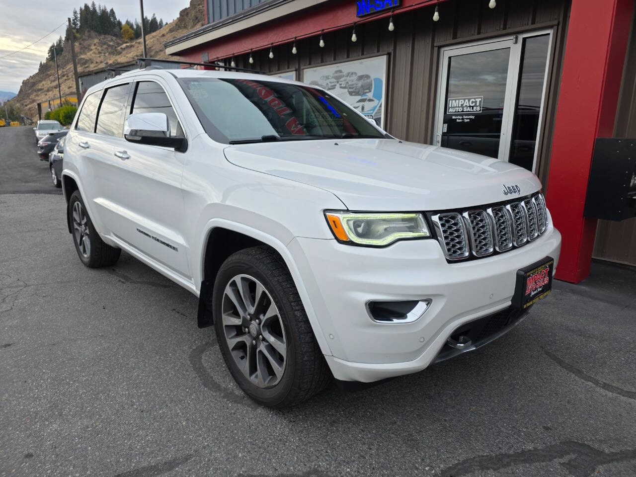 Used 2017 Jeep Grand Cherokee Overland w/ Jeep Active Safety Group image 6
