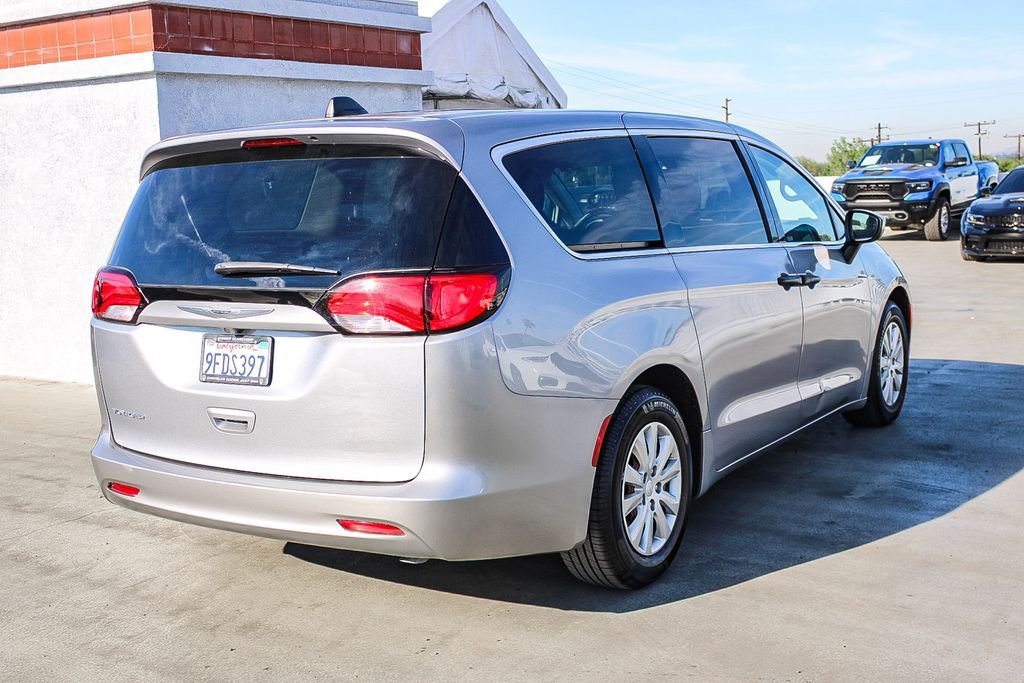 Used 2021 Chrysler Voyager L image 9